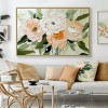 Blossom Harmony – Nowoczesna, teksturowana, kwiatowa dekoracja ścienna w ramie – delikatny brzoskwiniowy, biały i pomarańczowy obraz kwiatowy z zielonymi liśćmi, wystrój boho w stylu rustykalnym do salonu