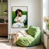 Cicha godzina – teksturowany portret figuralny kobiety na zielonej sofie