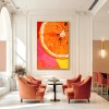 Citrus Burst — obraz olejny z teksturą 3D przedstawiający plaster pomarańczy, kolorowa abstrakcyjna sztuka ścienna do kuchni
