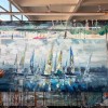 Drifting Harbor – Teksturowana, abstrakcyjna sztuka ścienna z żaglówką