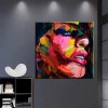 Ekscytujący, pełen życia, abstrakcyjny portret: eksplozja barwnych ekspresji
