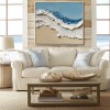 Ocean Serenity Waves: Abstrakcyjna grafika przedstawiająca fale nadmorskie w kolorze niebieskim i białym – dekoracja ścienna z teksturą impasto, stylowy akcent do nowoczesnych domów