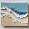 Ocean Serenity Waves: Abstrakcyjna grafika przedstawiająca fale nadmorskie w kolorze niebieskim i białym – dekoracja ścienna z teksturą impasto, stylowy akcent do nowoczesnych domów