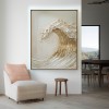 Tidal Light – Teksturowana złota fala ścienna abstrakcyjna oceaniczna dekoracja Wabi Sabi w pionie