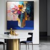 Vivid Essence-Impasto Kwiatowy Martwa Natura Olejny Obraz - Żywe, wielobarwne kwiaty w wazonie ze złotymi akcentami, oprawiona kwadratowa sztuka ścienna do salonu i sypialni