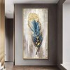 Złote Pióro – Inspirowana stylem vintage dekoracja ścienna z piórami – niebieska, złota folia, teksturowana, pionowa dekoracja do nowoczesnych wnętrz